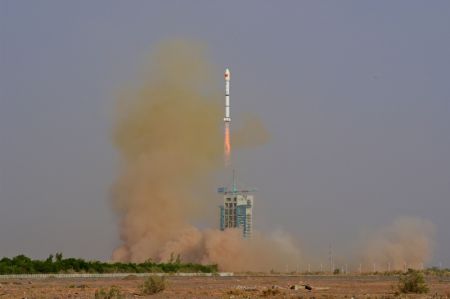 (miniature) Une fusée porteuse Longue Marche-2C transportant trois satellites de test de communication en orbite basse décolle du Centre de lancement de satellites de Jiuquan