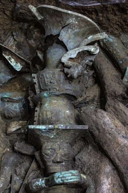 (miniature) Des fragments d'une statue de bronze déterrés dans le site des ruines de Sanxingdui