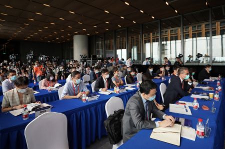 (miniature) Des gens participent au Forum annuel de la finance internationale de Chine 2020 à Beijing