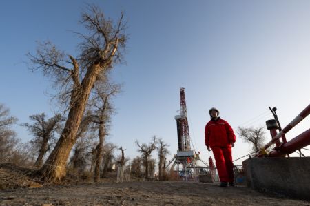 (miniature) Un membre du personnel sur le site du puits Yuejin 3-3XC de la China Petrochemical Corporation (Sinopec)