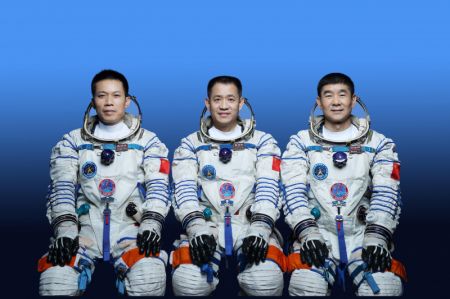 (miniature) Photo non datée des trois astronautes chinois Nie Haisheng (au centre)