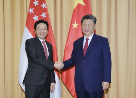 (miniature) Le président chinois Xi Jinping rencontre le Premier ministre singapourien Lawrence Wong en marge de la 31e Réunion des dirigeants économiques de la Coopération économique pour l'Asie-Pacifique (APEC) à Lima