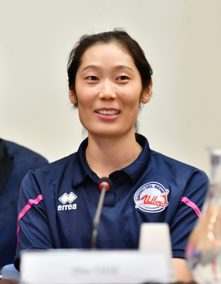 (miniature) La joueuse de volley-ball chinoise Zhu Ting assiste à une conférence de presse à Florence en Italie