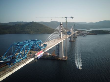 (miniature) Vue aérienne prise le 29 juillet 2021 du pont de Peljesac en construction près de Komarna