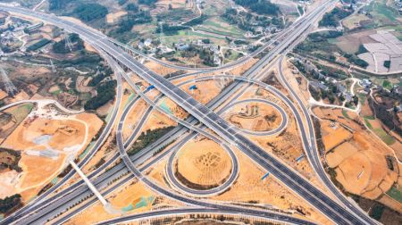 (miniature) Photo aérienne de véhicules du génie circulant sur l'échangeur de Lianchi d'une autoroute reliant les villes de Renhuai et de Zunyi