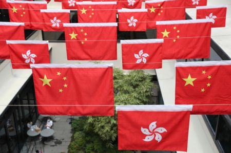 (miniature) Le drapeau national (drapeau rouge à cinq étoiles) et le drapeau de la Région administrative spéciale de Hong Kong