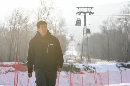 (miniature) Le technicien Li Lianguo vérifie le fonctionnement d'un téléphérique dans la Station de ski de Beidahu