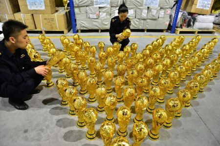 (miniature) 1020 copies illégales de la Coupe du Monde de football saisies en Chine
