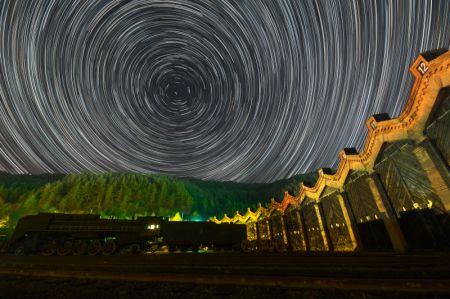 (miniature) Photo empilée du musée du chemin de fer de l'Est chinois sous un ciel étoilé