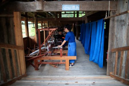 (miniature) Des femmes tissent des étoffes dans un atelier du village Dong de Fengdeng