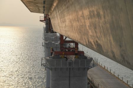 (miniature) Des ouvriers travaillent sur un chantier de pose des poutrelles du pont de la baie de Meizhou du chemin de fer &agrave; grande vitesse Fuzhou-Xiamen