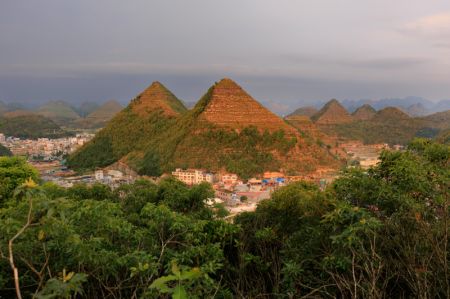 (miniature) Photo aérienne des collines en forme de pyramide dans le district d'Anlong de la province du Guizhou
