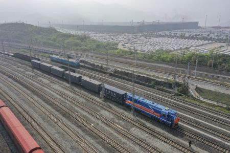 (miniature) Le premier train de fret international reliant le fleuve Yangtsé