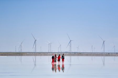 (miniature) Des touristes visitent le lac salé Chaka dans le district de Wulan