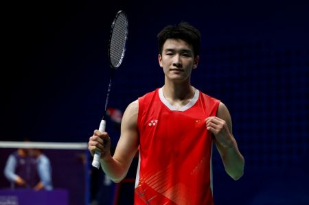 (miniature) Le Chinois Li Shifeng célèbre sa victoire sur l'Indien Prannoy Haseena Sunil Kumar en demi-finale du simple hommes de badminton aux 19es Jeux asiatiques