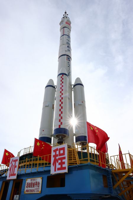 (miniature) La combinaison du vaisseau spatial habité Shenzhou-15 et d'une fusée porteuse Longue Marche-2F est transférée sur la zone de lancement du Centre de lancement de satellites de Jiuquan