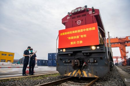 (miniature) Des agents des douanes inspectent un train de fret Chine-Laos avant son départ dans la municipalité de Chongqing