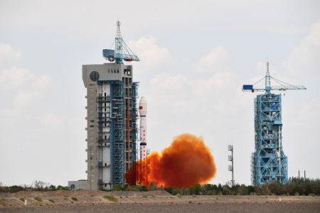 (miniature) Une fusée porteuse Longue Marche-4B transportant le satellite Haiyang-2D (HY-2D) décolle à 12h03 (heure de Beijing) depuis le Centre de lancement de satellites de Jiuquan