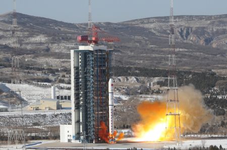 (miniature) Une fusée Longue Marche-2D transportant 14 nouveaux satellites décolle du Centre de lancement de satellites de Taiyuan