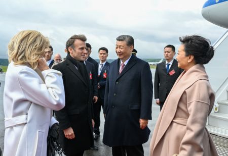 (miniature) Le président chinois Xi Jinping et son épouse Peng Liyuan sont reçus par le président français Emmanuel Macron et son épouse Brigitte Macron à l'aéroport de Tarbes