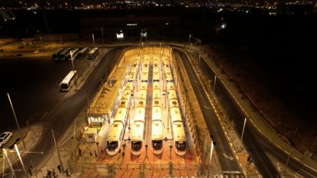 (miniature) Photo aérienne montrant des trains de la ligne rouge du tramway stationnés à Tel Aviv