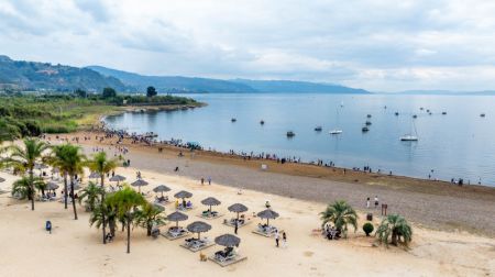 (miniature) Des touristes s'amusant sur la plage du lac Fuxian à Yuxi