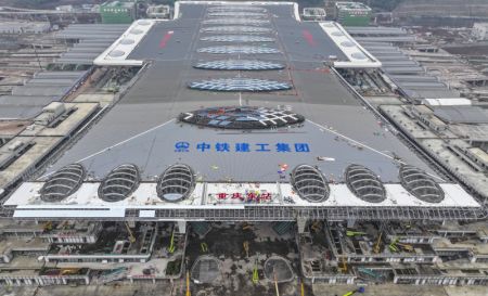 (miniature) Photo prise avec un drone du chantier de la gare de l'Est de Chongqing et du centre de transport global affilié