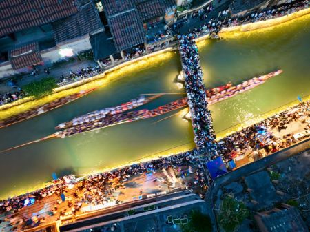 (miniature) Photo aérienne d'une course nocturne de bateaux-dragons organisée pour célébrer la fête des Bateaux-Dragons