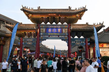 (miniature) Des touristes visitent une rue historique à Hohhot