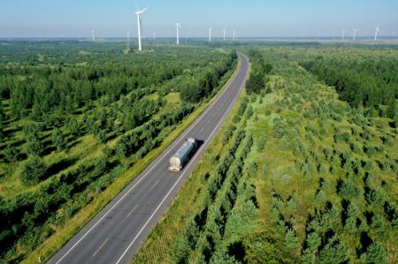 (miniature) Photo a&eacute;rienne prise le 16 ao&ucirc;t 2022 montrant un camion roulant sur une route entour&eacute;e de for&ecirc;ts &agrave; Horqin