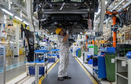 (miniature) Un ouvrier travaille sur une chaîne de montage de la société Dongfeng Motor Corporation