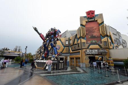 (miniature) Des gens visitent le site thématique Transformers: Metrobase au parc Universal Beijing Resort