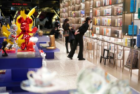 (miniature) Des gens choisissent des livres dans une librairie à Xi'an