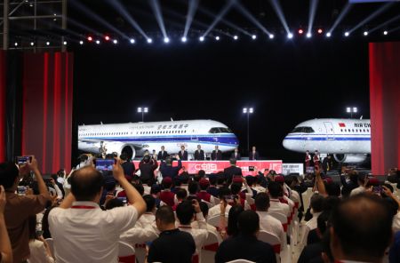 (miniature) Cérémonie de livraison du grand avion de passagers chinois C919 dans un centre de fabrication de Commercial Aircraft Corporation of China