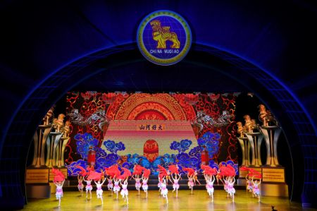 (miniature) Spectacle d'acrobatie lors la cérémonie d'ouverture du 18e Festival international du cirque de Chine de Wuqiao à Shijiazhuang