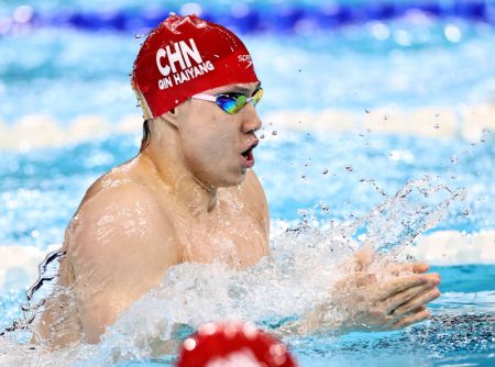 (miniature) Photo prise le 30 juillet 2024 montrant le Chinois Qin Haiyang lors de l'épreuve de natation du 200 m brasse aux Jeux olympiques de Paris 2024 en France