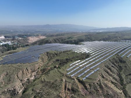 (miniature) Vue aérienne d'un drone montrant des panneaux photovoltaïques dans la base nationale de démonstration photovoltaïque des technologies avancées de la zone d'affaissement de l'exploitation minière de Datong