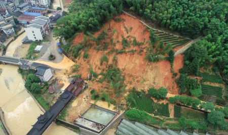 (miniature) Photo prise par un drone d'une zone touchée par des pluies torrentielles dans le bourg de Tieshan du district de Zhenghe