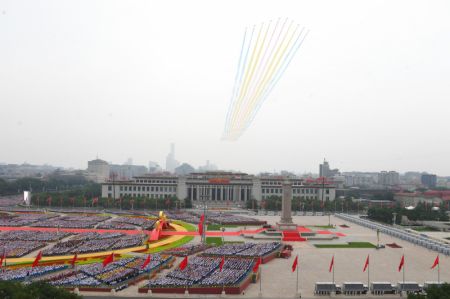 (miniature) Des avions militaires survolent la place Tian'anmen en échelons avant une cérémonie marquant le centenaire du Parti communiste chinois (PCC)