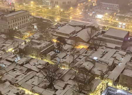 (miniature) Un quartier résidentiel traditionnel au milieu des chutes de neige à Beijing