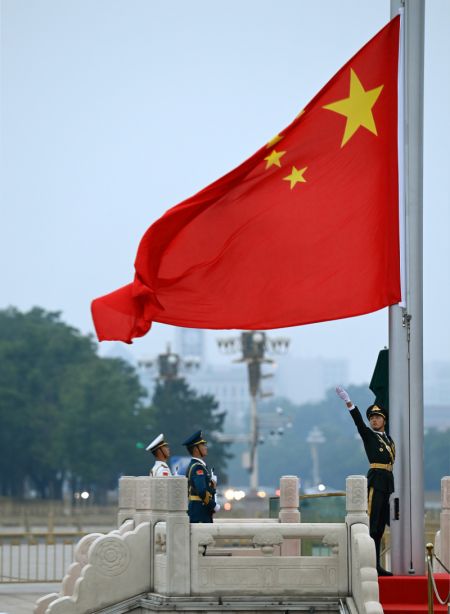 (miniature) C&eacute;r&eacute;monie de lever du drapeau national sur la place Tian'anmen