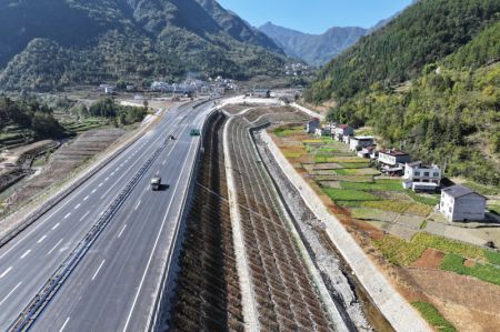 (miniature) Photo aérienne d'une section du chantier de construction de l'autoroute Wuxi-Zhenping