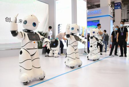 (miniature) Des robots de service dansent lors de la Conférence mondiale de la robotique 2021 à Beijing
