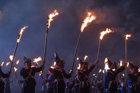 (miniature) Des acteurs se produisent lors de la fête annuelle des Torches de l'ethnie Yi dans le district de Weining de la province chinoise du Guizhou (sud-ouest)