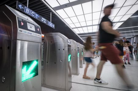 (miniature) Des passagers entrent dans la station de tramway Allenby à Tel Aviv