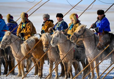 (miniature) Des gardiens de troupeaux posent pour des photos à cheval sur une prairie enneigée dans la bannière d'Ujimqin est de la ligue de Xilingol