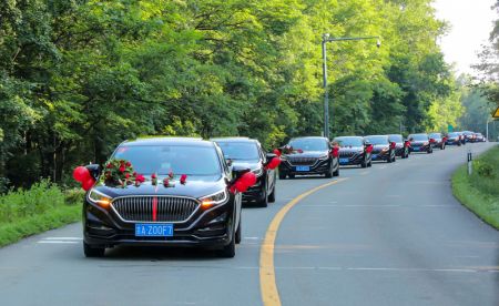 (miniature) Des couples ayant particip&eacute; &agrave; la lutte contre le COVID-19 prennent part &agrave; un cort&egrave;ge pour un mariage de groupe organis&eacute; par le comit&eacute; de gestion du mont Changbai