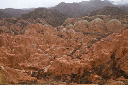 (miniature) Le site touristique de Qicai Danxia sous la pluie