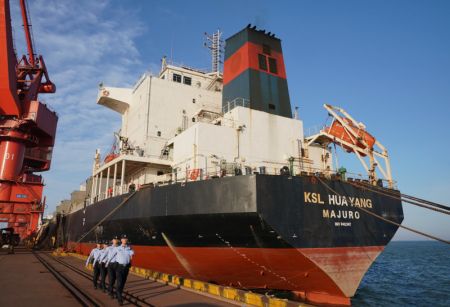 (miniature) Des membres du personnel de la station d'inspection frontali&egrave;re d'entr&eacute;e et de sortie de Huanghua patrouillent au quai de Huanghua