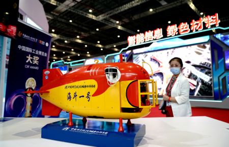 (miniature) Un modèle présenté lors de la 22 édition de l'Exposition industrielle internationale de Chine (CIIF) à Shanghai